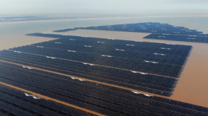 Dự án điện mặt trời ngoài khơi công suất 1 GW đầu tiên của Trung Quốc được kết nối hoàn toàn với lưới điện. Ảnh: CMG