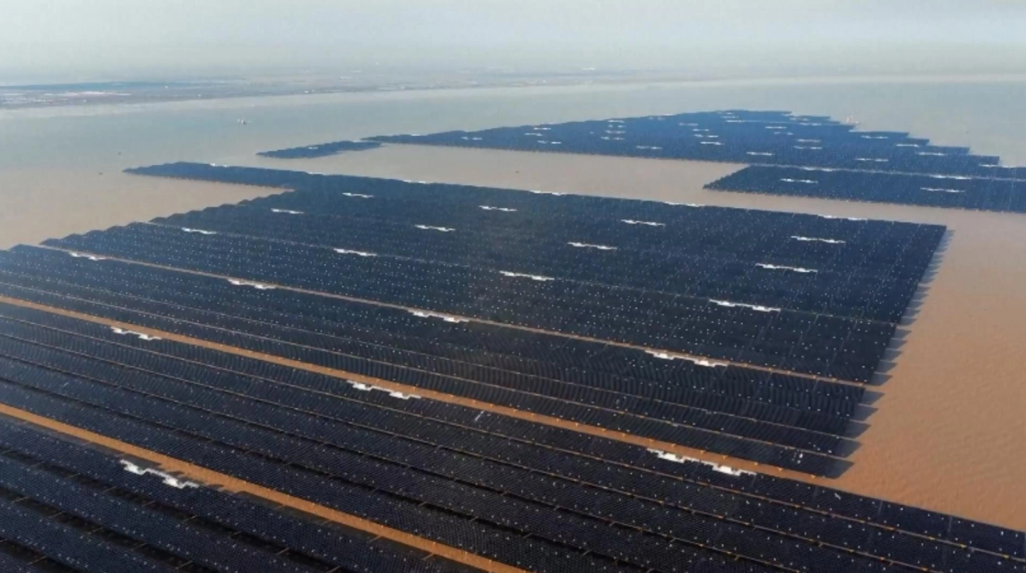 Dự án điện mặt trời ngoài khơi công suất 1 GW đầu tiên của Trung Quốc được kết nối hoàn toàn với lưới điện. Ảnh: CMG