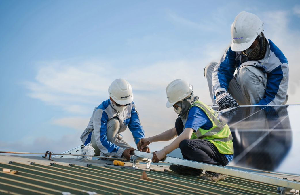 Điện mặt trời áp mái ngày càng trở thành giải pháp tiết kiệm chi phí và hướng tới phát triển bền vững cho hộ gia đình, doanh nghiệp