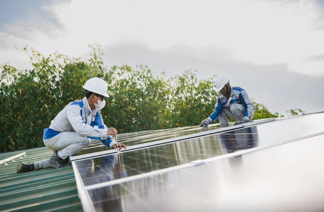 Lắp đặt hệ thống điện mặt trời giúp hộ gia đình và doanh nghiệp chủ động nguồn điện, giảm đáng kể chi phí điện hàng tháng