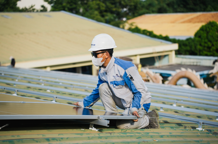 Hệ thống điện mặt trời áp mái vận hành hiệu quả, tối ưu hóa sản lượng điện và mang lại lợi ích kinh tế bền vững trong dài hạn.