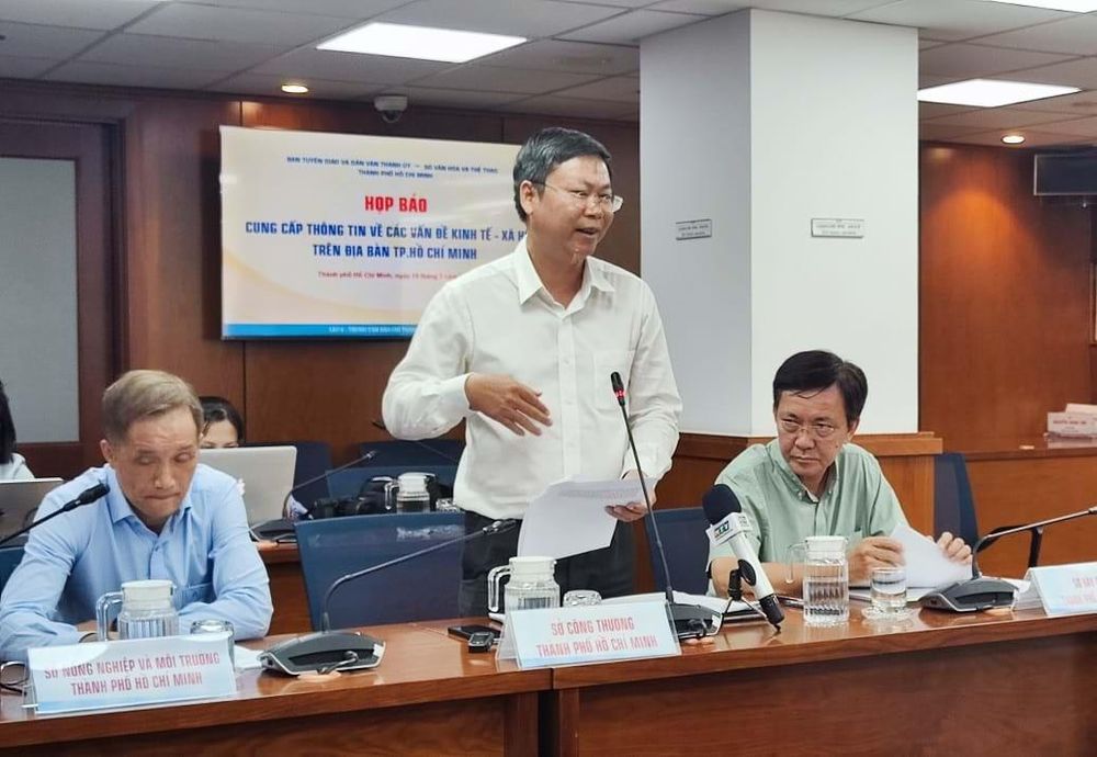 Ông Trần Minh Hóa, Phó trưởng Phòng Quản lý năng lượng (Sở Công Thương TP.HCM), trả lời báo chí tại họp báo chiều 19.3. Ảnh: T.D.