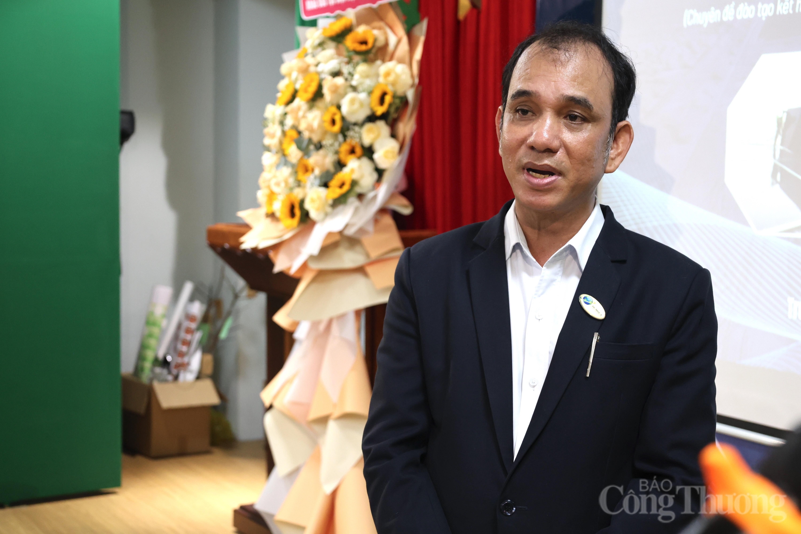 Ông Trần Quốc Tâm, Phó Chủ tịch Hiệp hội Năng lượng tái tạo TP. Hồ Chí Minh trao đổi với phóng viên Báo Công Thương.