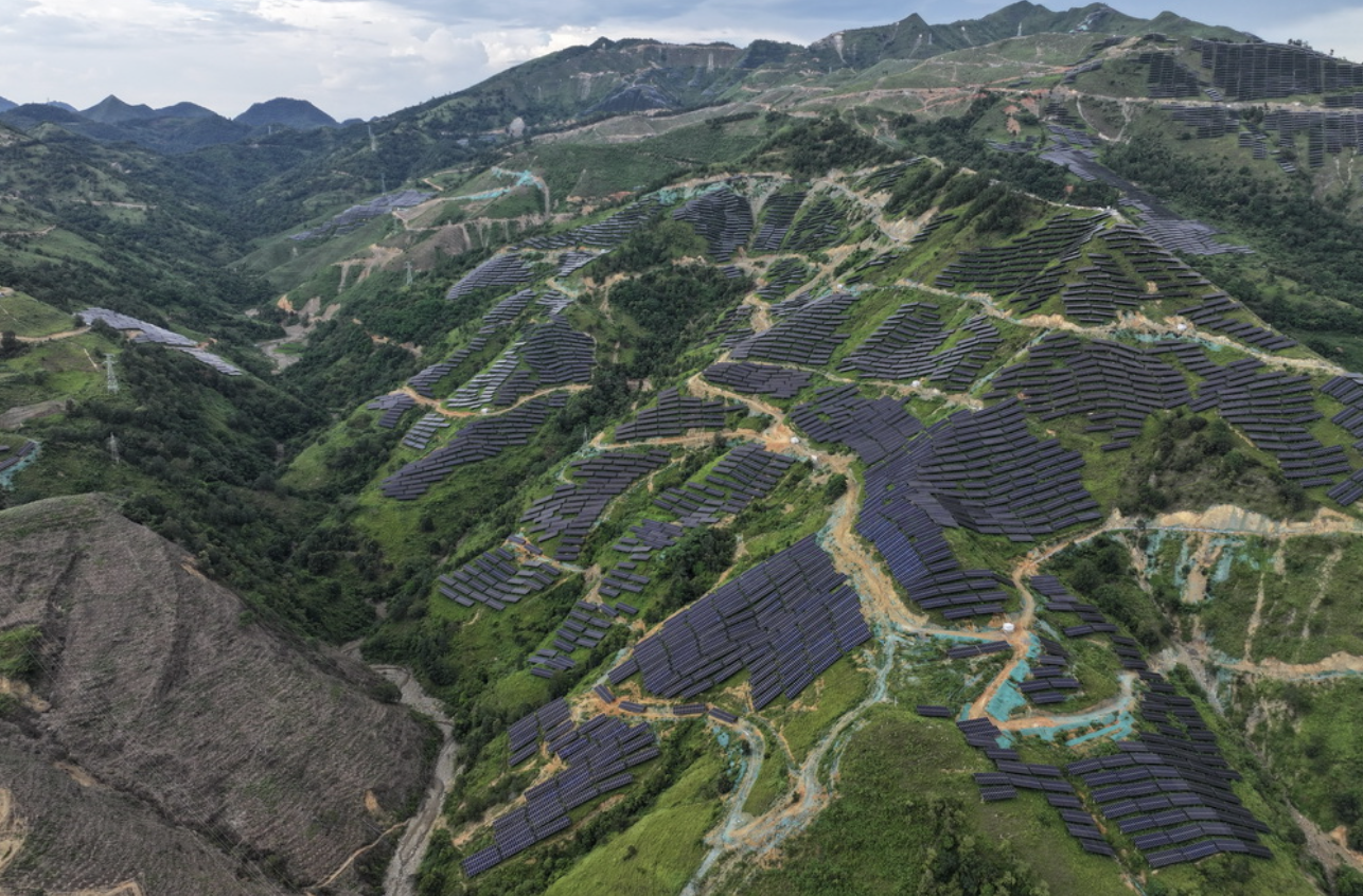 Điện mặt trời phủ kín một vùng đồi núi. Ảnh: Trina Solar
