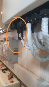 Bấm jack kết nối Mc4 không chặt gây chảy nhựa.