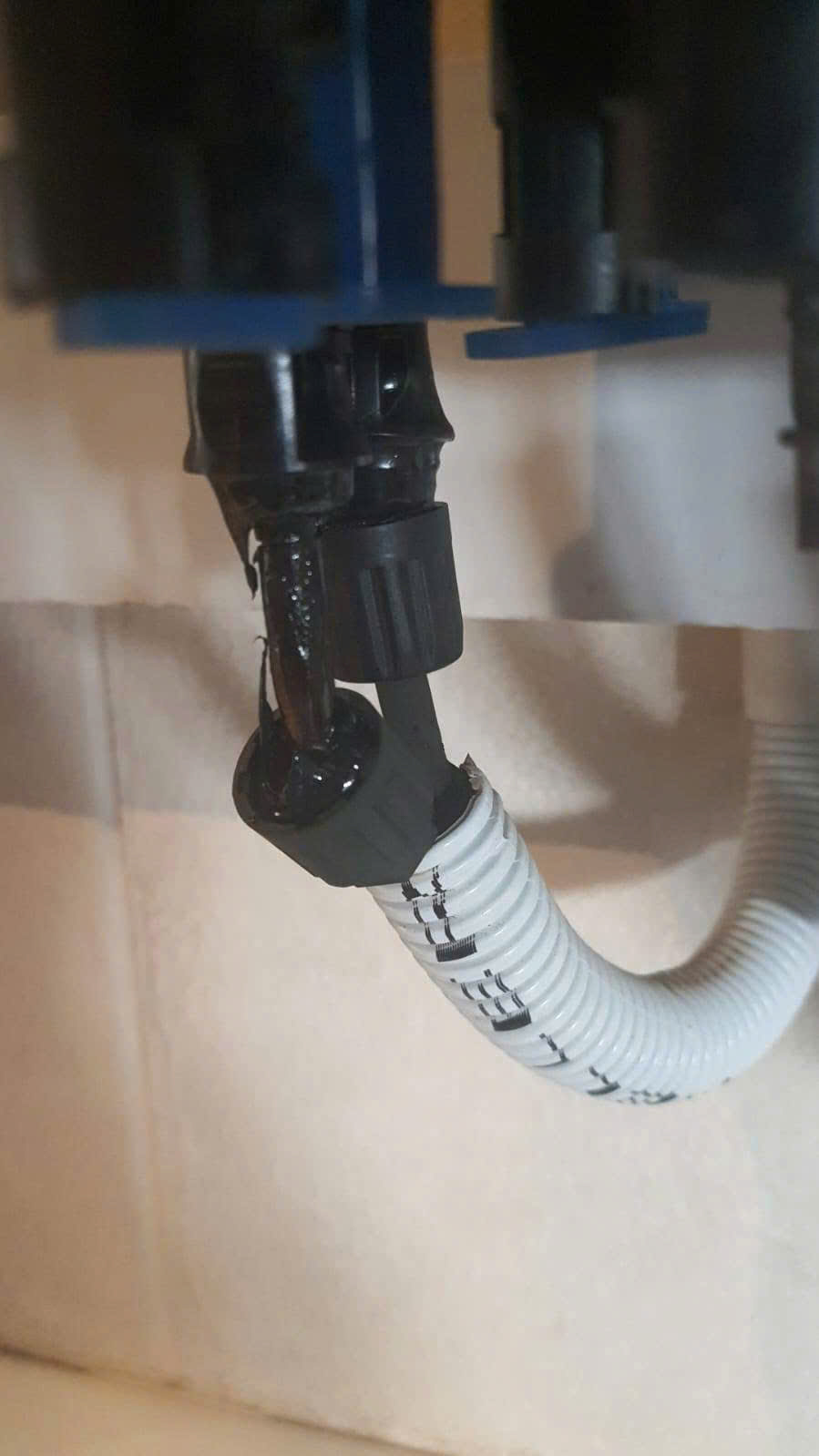 Vị trí kết nối Jack MC4 dưới Inverter bị cháy sém do bấm không chặt