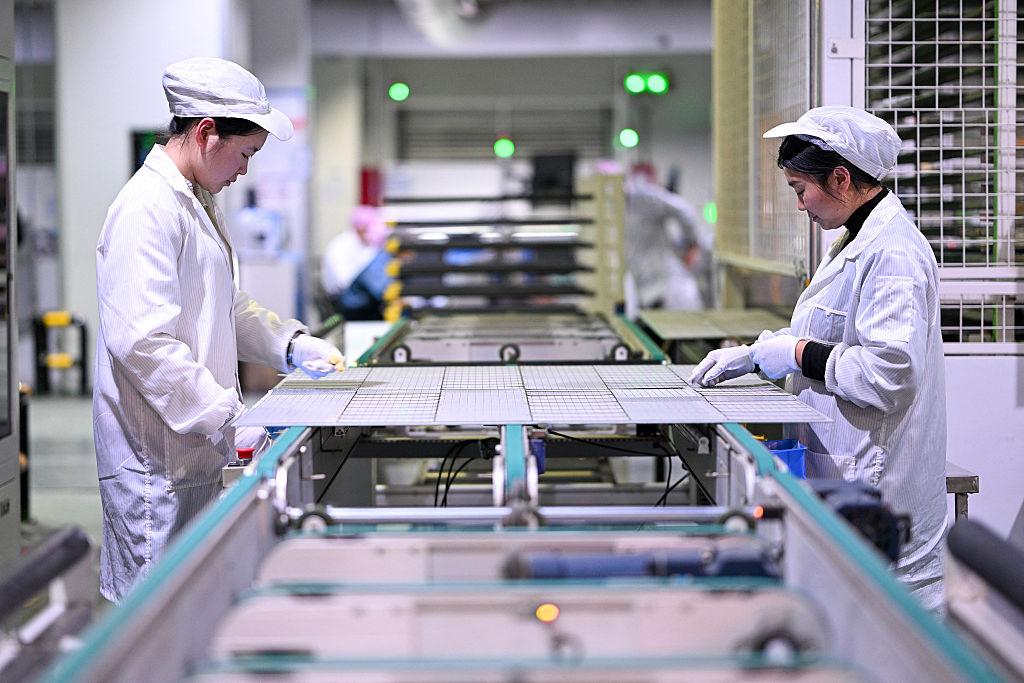 Nhà máy sản xuất pin mặt trời quy mô lớn tại Trung Quốc