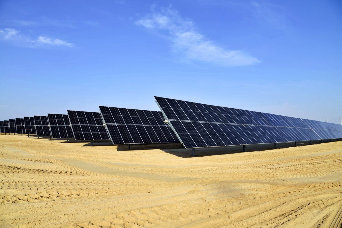 Nhà máy điện mặt trời tại Abu Dhabi. Ảnh: XHNhà máy điện mặt trời tại Abu Dhabi. Ảnh: XH