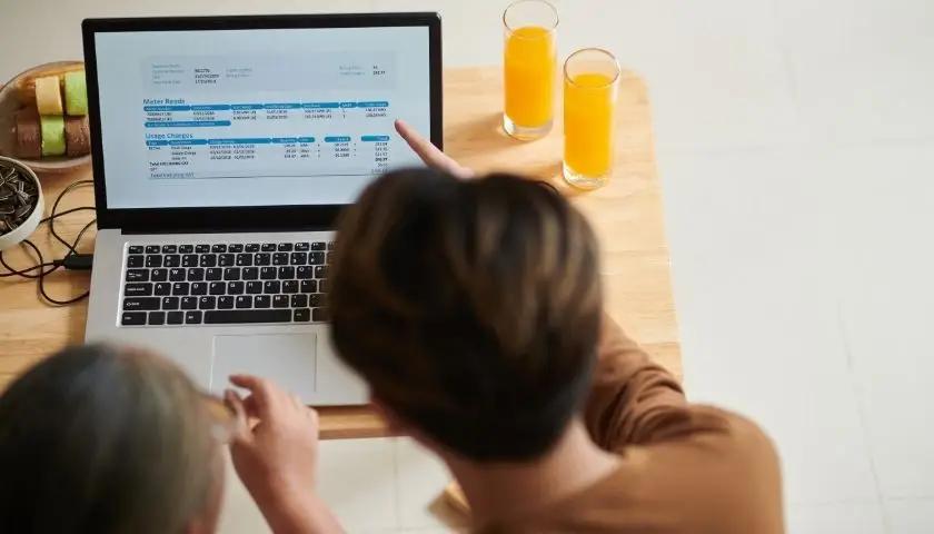 Gia đình theo dõi hóa đơn tiền điện trong mùa nắng nóng.