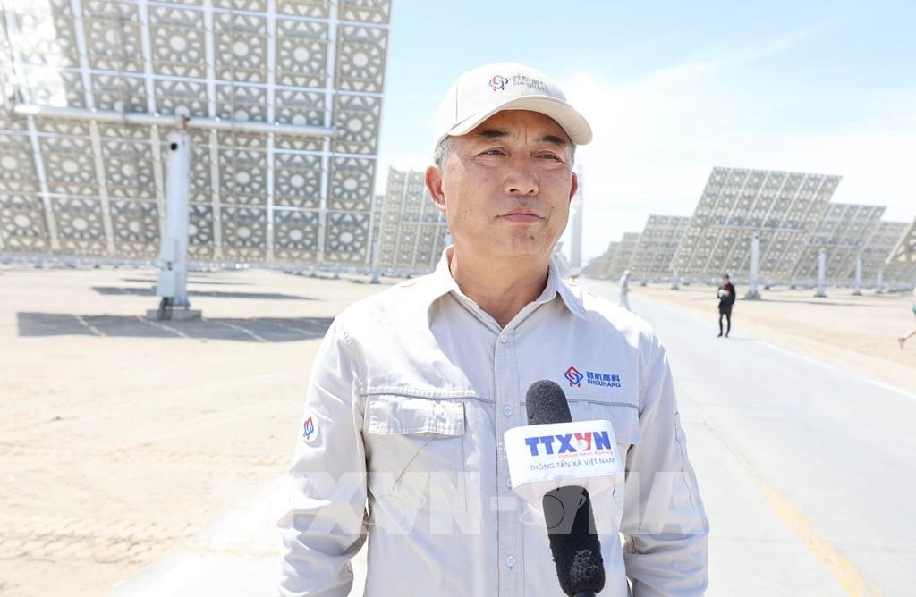 Ông Lưu Phúc Quốc, Tổng Giám đốc Công ty TNHH Tiết kiệm năng lượng Shouhang Đôn Hoàng, trả lời phỏng vấn phóng viên TTXVN. Ảnh: Công Tuyên - PV TTXVN tại Trung Quốc